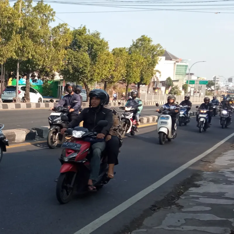 Moped-Drivers-On-Main-Road-in-Daytime