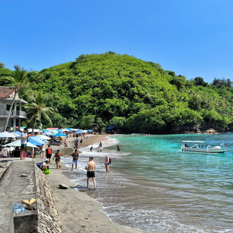 Tourists-At-Crystal-Bay-in-Nusa-Penida