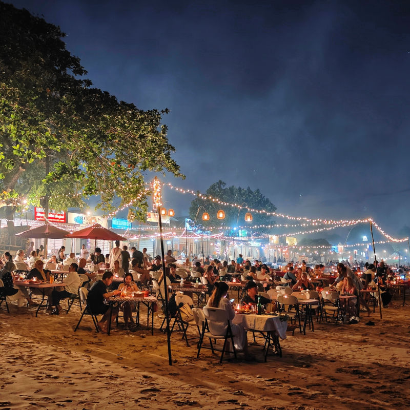 Tourists-At-Seafood-Resturants-At-Jimbaran-Beach