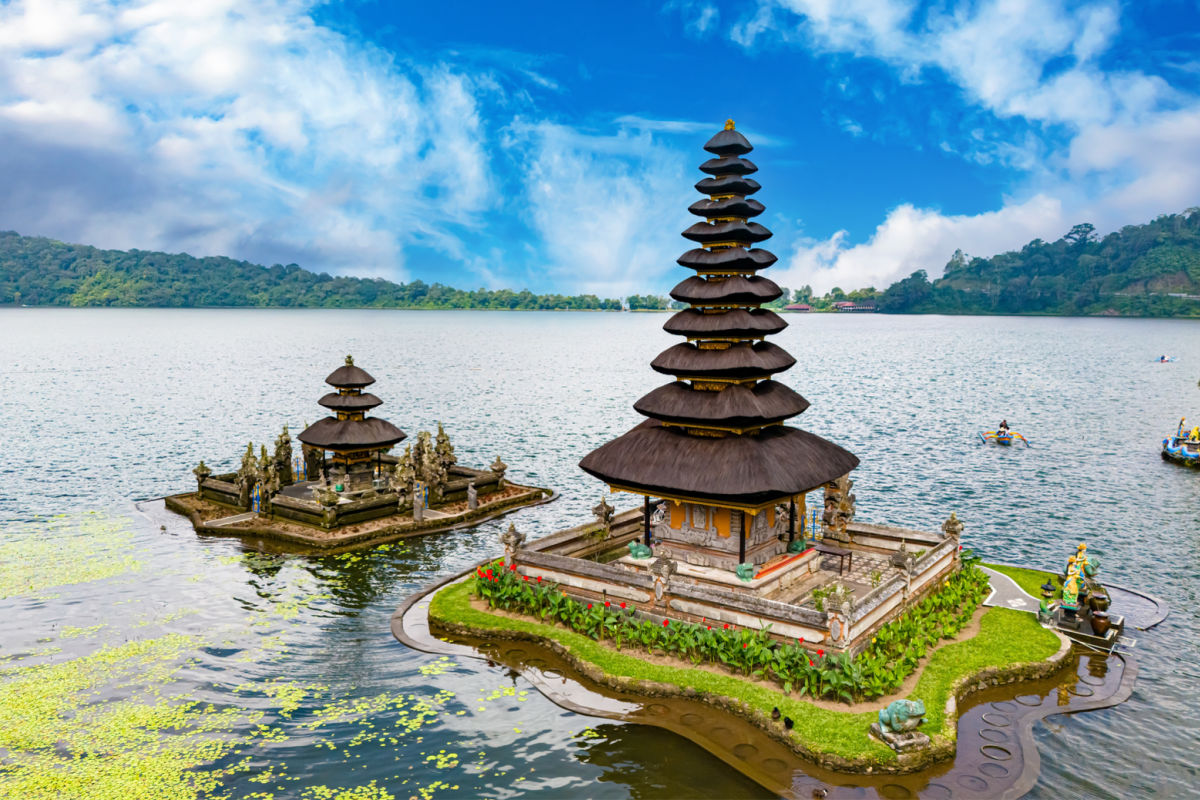 Pura Ulun Danu Beratan Temple in Bali.jpg