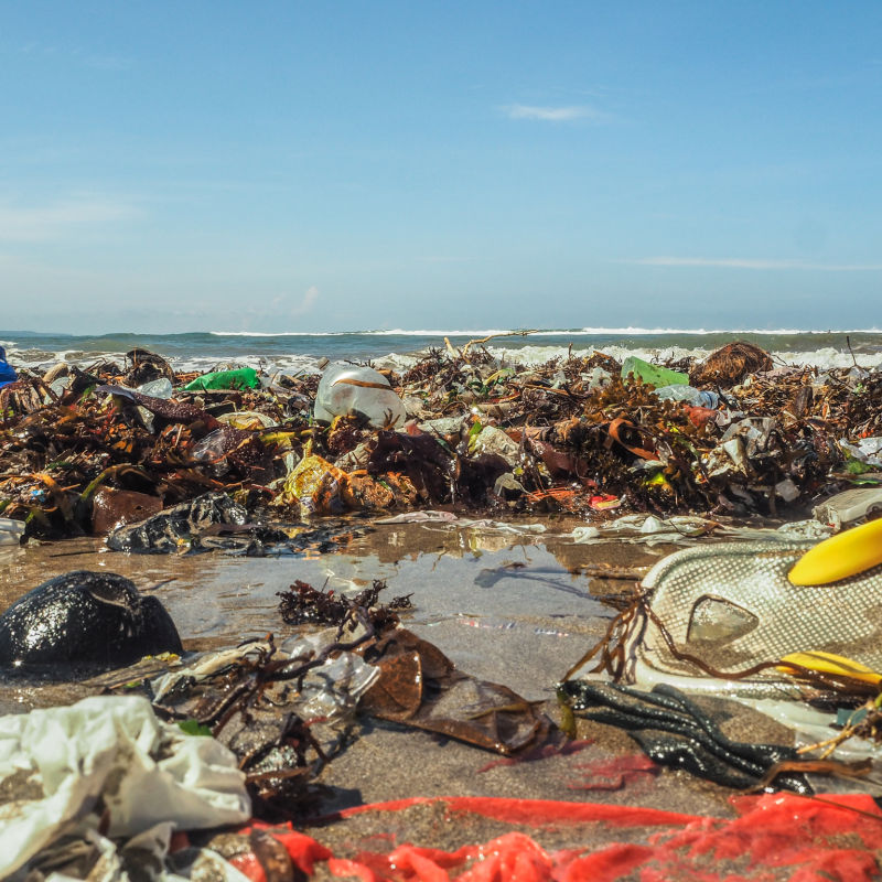 Beach-Filled-With-Trash-in-Bali