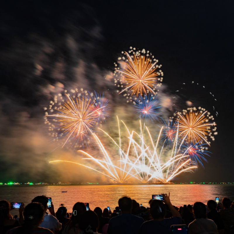 Fireworks-Over-Beach-and-Ocean