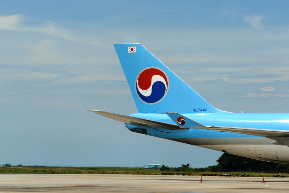 Korean Air Plane on Runway.jpg