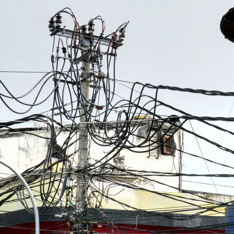 Tangles-Wires-and-Cables-on-Bali-Street