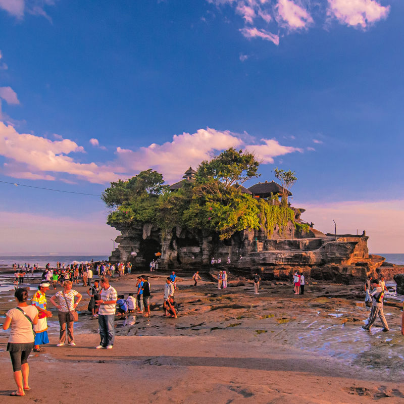 Tourists-Explore-Tanah-Lot-Temple-in-Bali