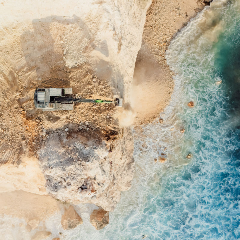 Uluwatu-Cliff-Top-Construction-in-Bali