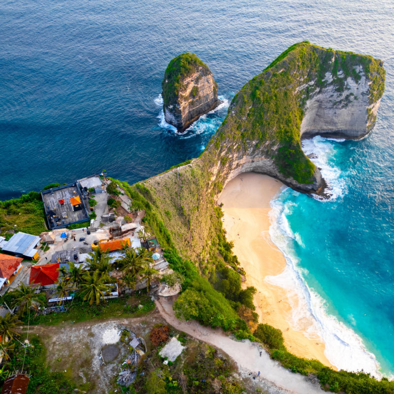 View-of-Kelingking-Beach-and-Lookout-Spot-Buildings