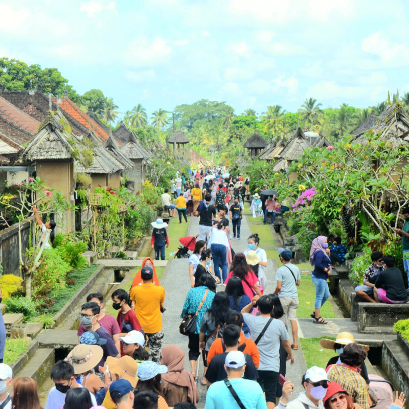 Busy-Penglipuran-Village-in-Bali-With-Tourists