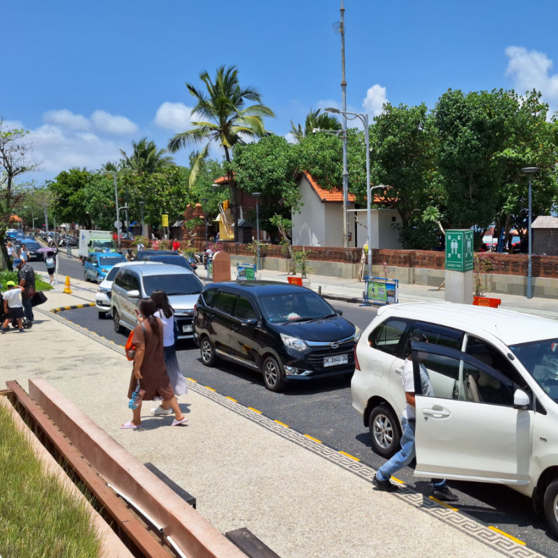 Cars-On-Road-in-Bali-Taffic