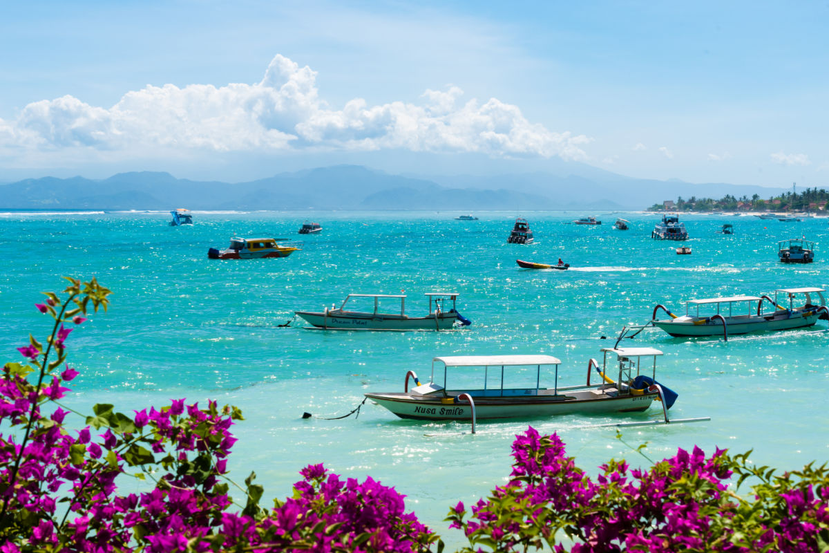 Boats Off nusa Lembongan.jpg