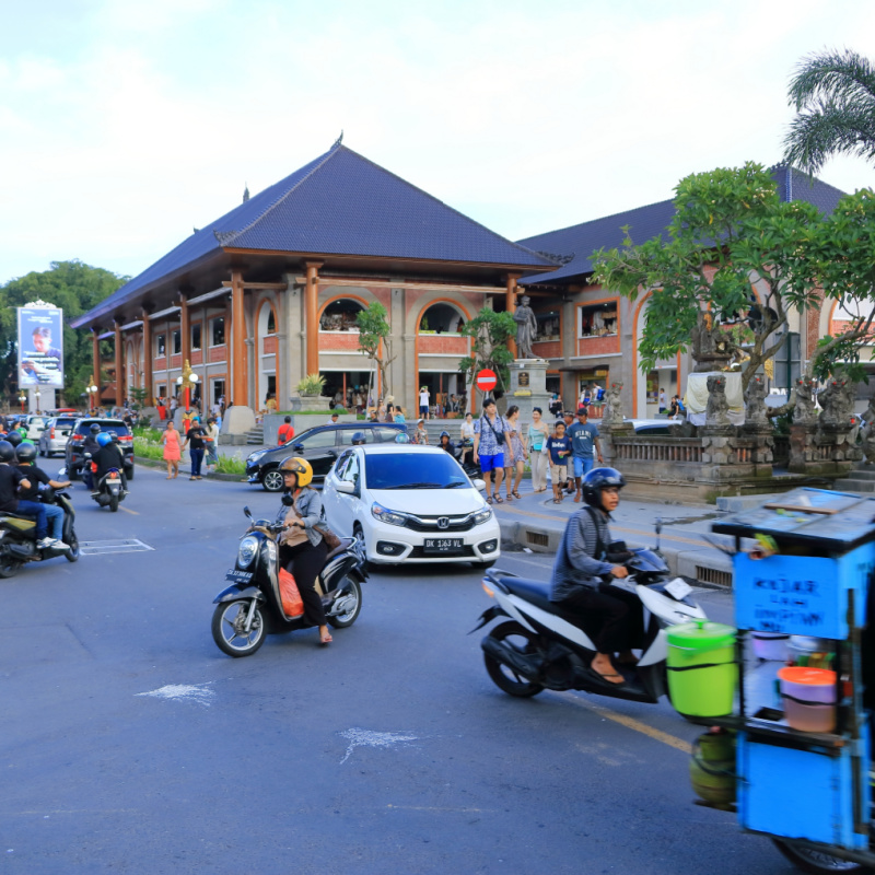 Drivers-on-Motorcyles-and-Cars-in-Central-Ubud-Bali