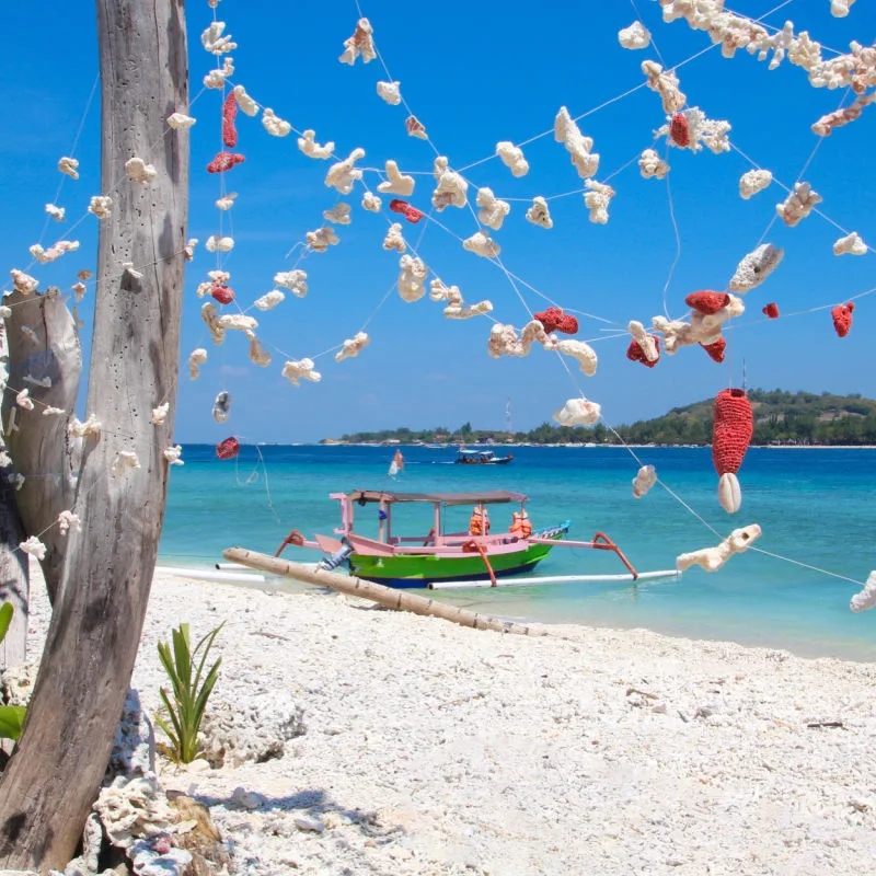 Gili-Islanad-Boat-and-Beach