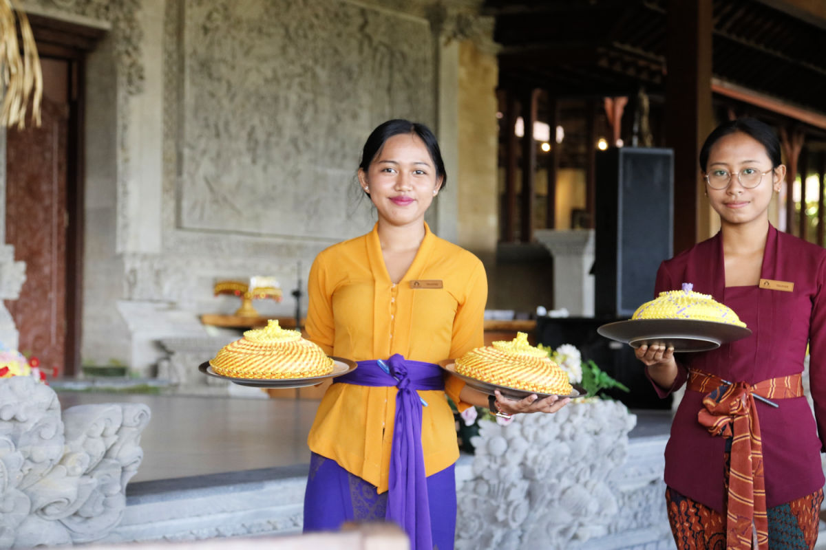 Balinese Women Welcome Hotel.jpg