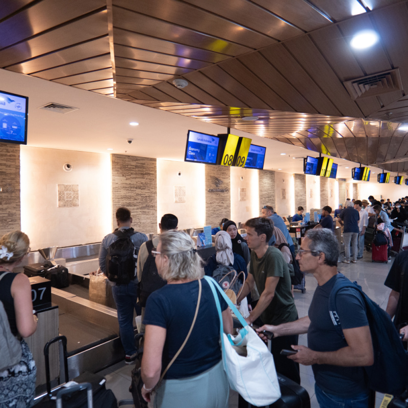 PAssenegrs-Queue-for-Bag-Drop-Off-At-Bali-Airport