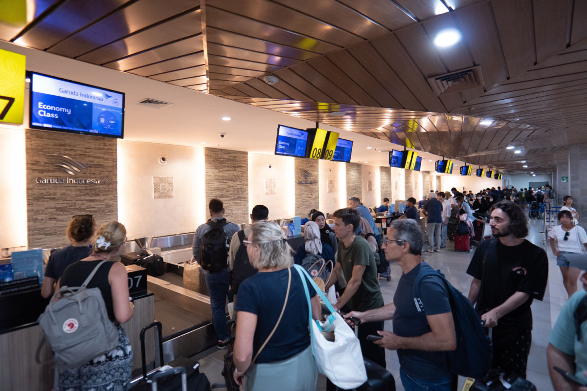 PAssenegrs Queue for Bag Drop Off At Bali Airport