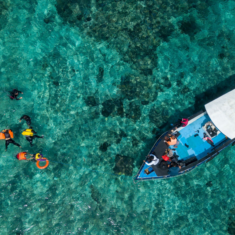 Snorkeling-Tourists-In-Nusa-Penida-by-Boat