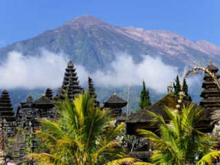 Spiritual Leaders Urge Tourists To Respect Temporary Closure Of Bali’s Mount Agung