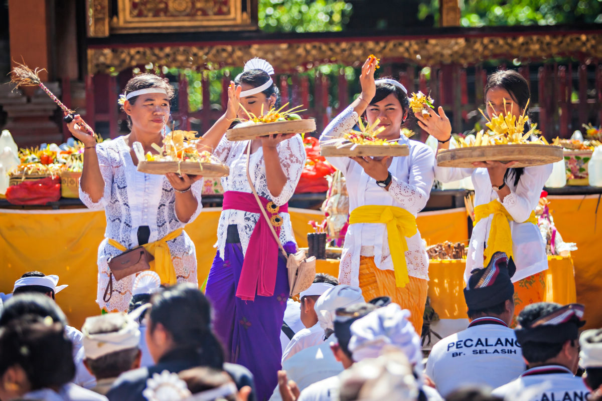 Women at Bali temple ceremony.jpg