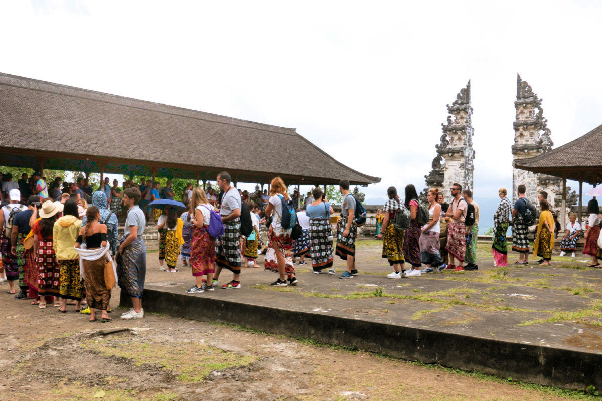 Tourists Crowds Busy At Gates Of Heaven Temple.jpg