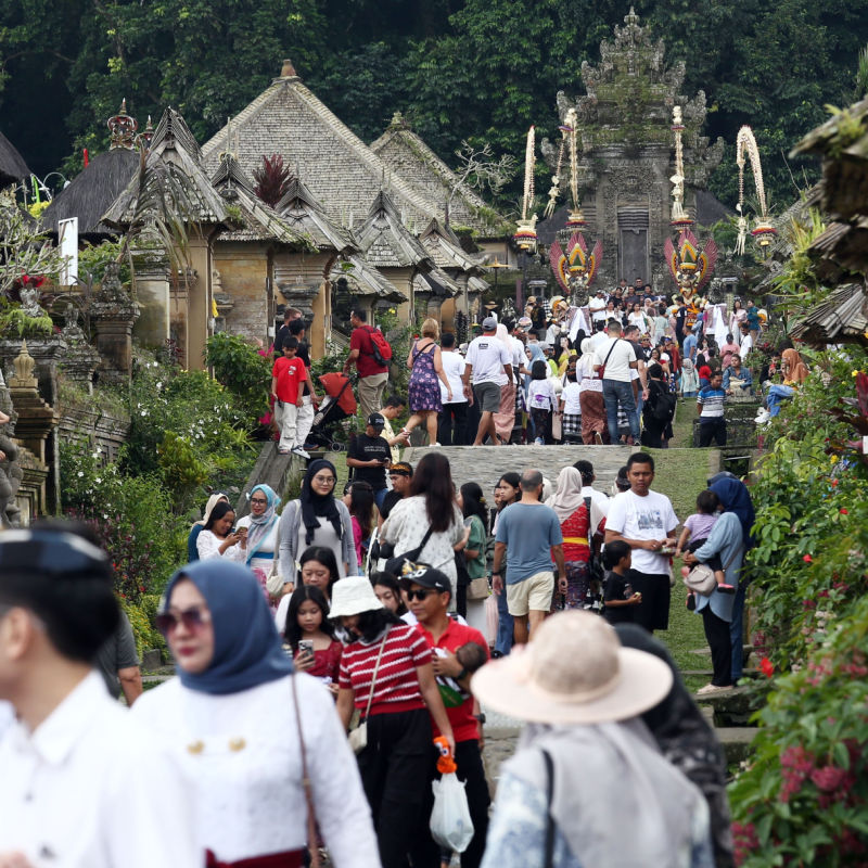 Tourists-in-Penglipuran-Village-in-Bali