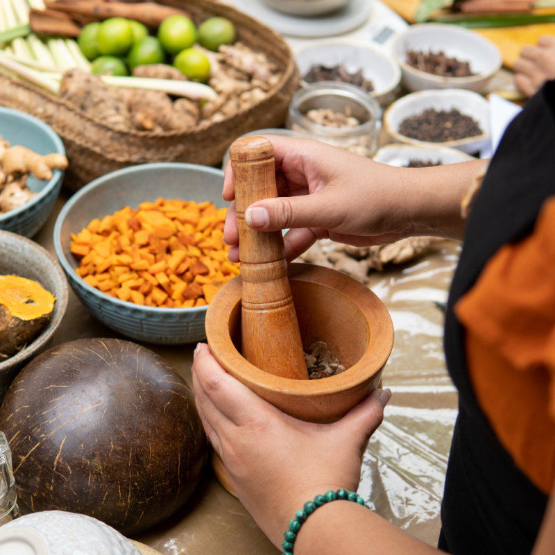 Woman-Makes-Jamu-Wellness-Drink-in-Bali