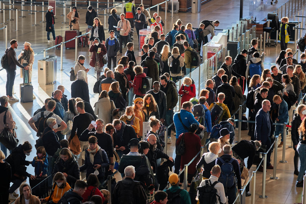 Queue of tourists at airport.jpg