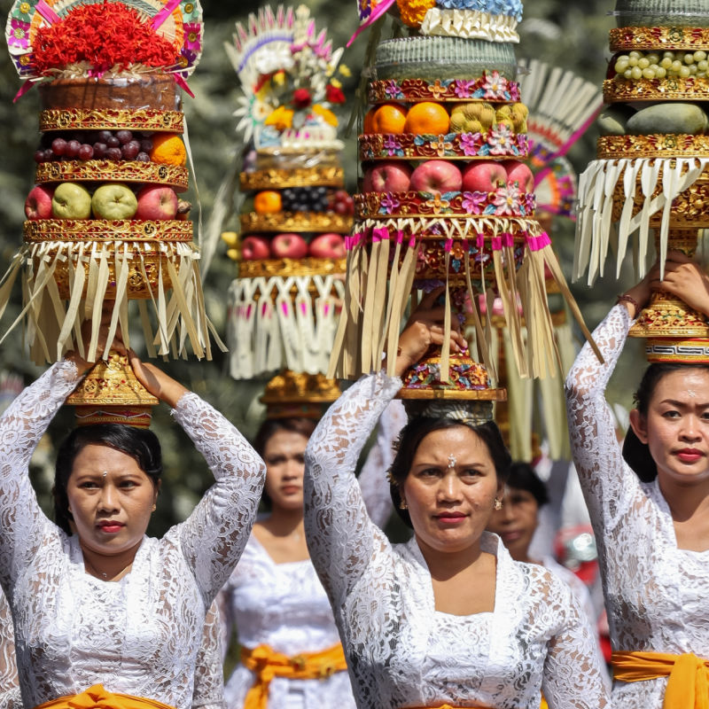 Balinese-Women-in-Cultural-Parade