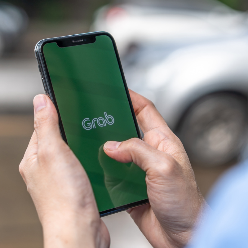 Grab-Phone-App-Close-Up-Taxi