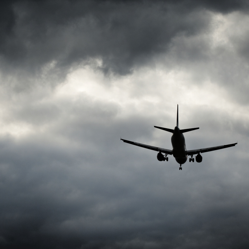 Plane-Flies-into-Rain-Storm-Cloud