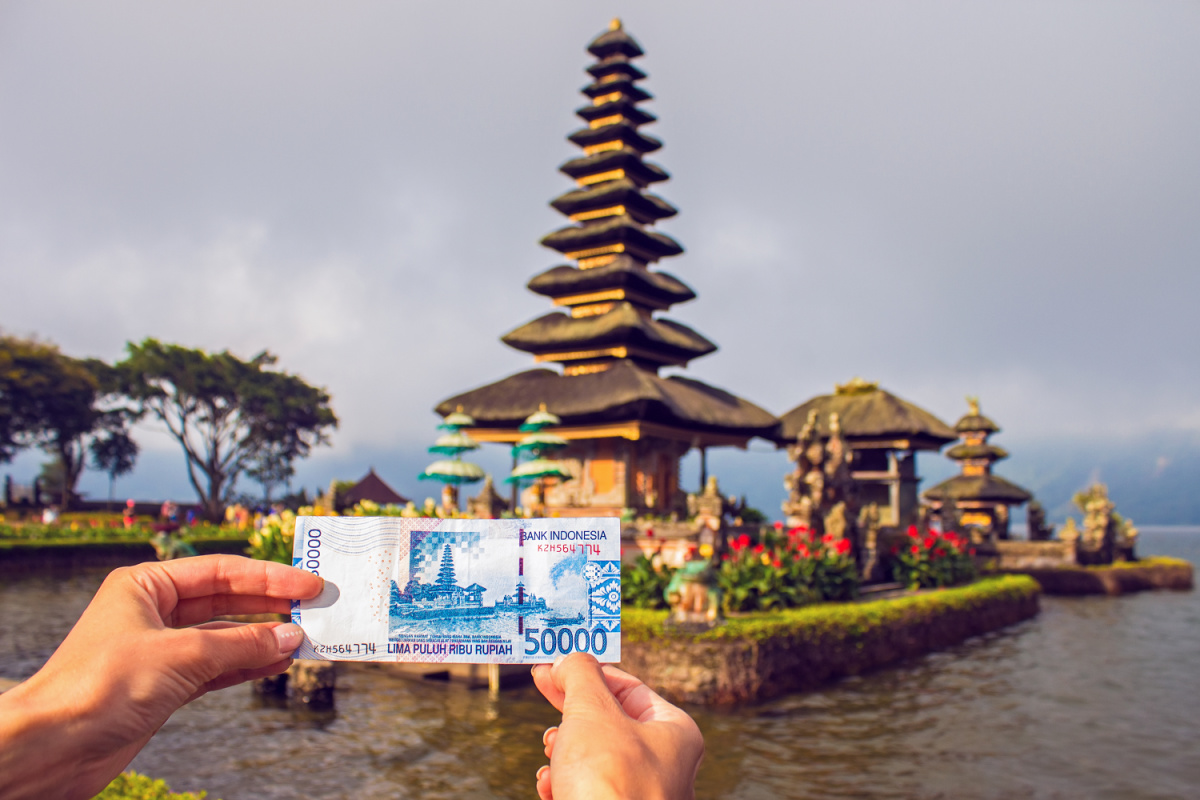 Ulun Danu Beratan Temple On Money Note and In Real Life Bali.jpg