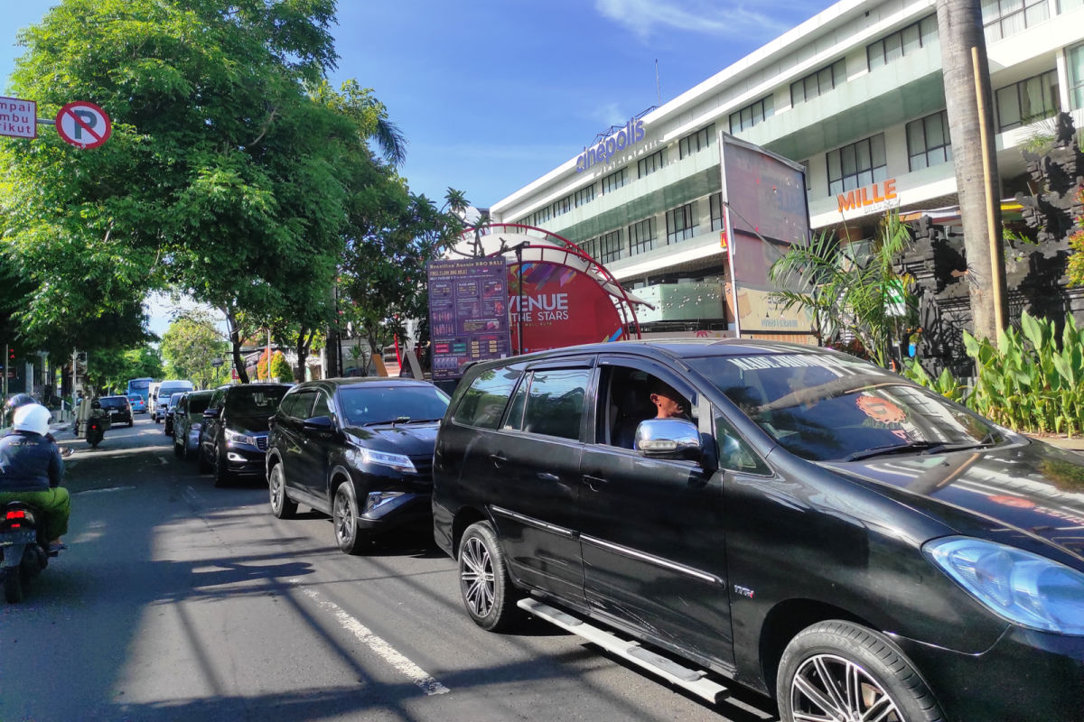 Black-Taxi-Car-Local-Taxi-Drivers-Bali