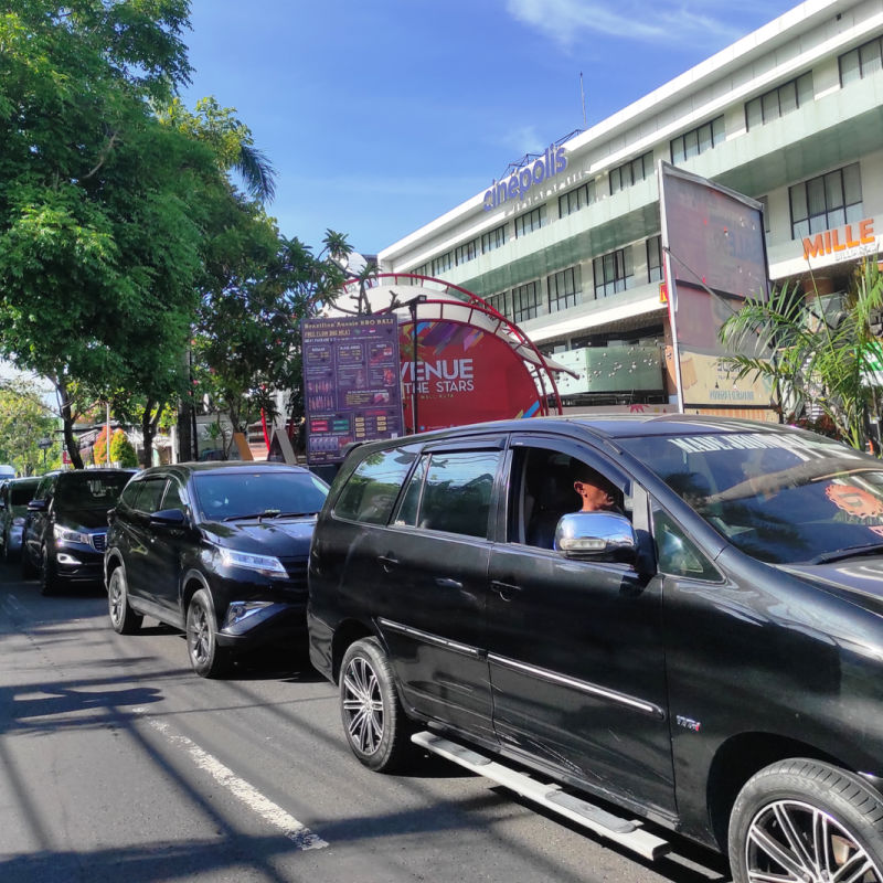 Black-Taxi-Car-Local-Taxi-Drivers-Bali