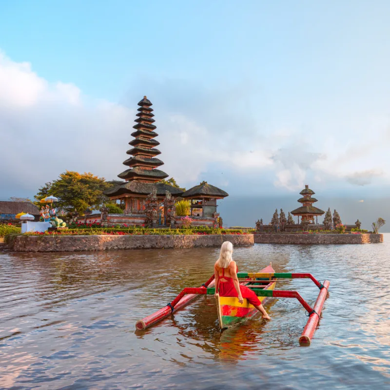 Woman-on-Boat-at-Ulun-Danu-Beratan