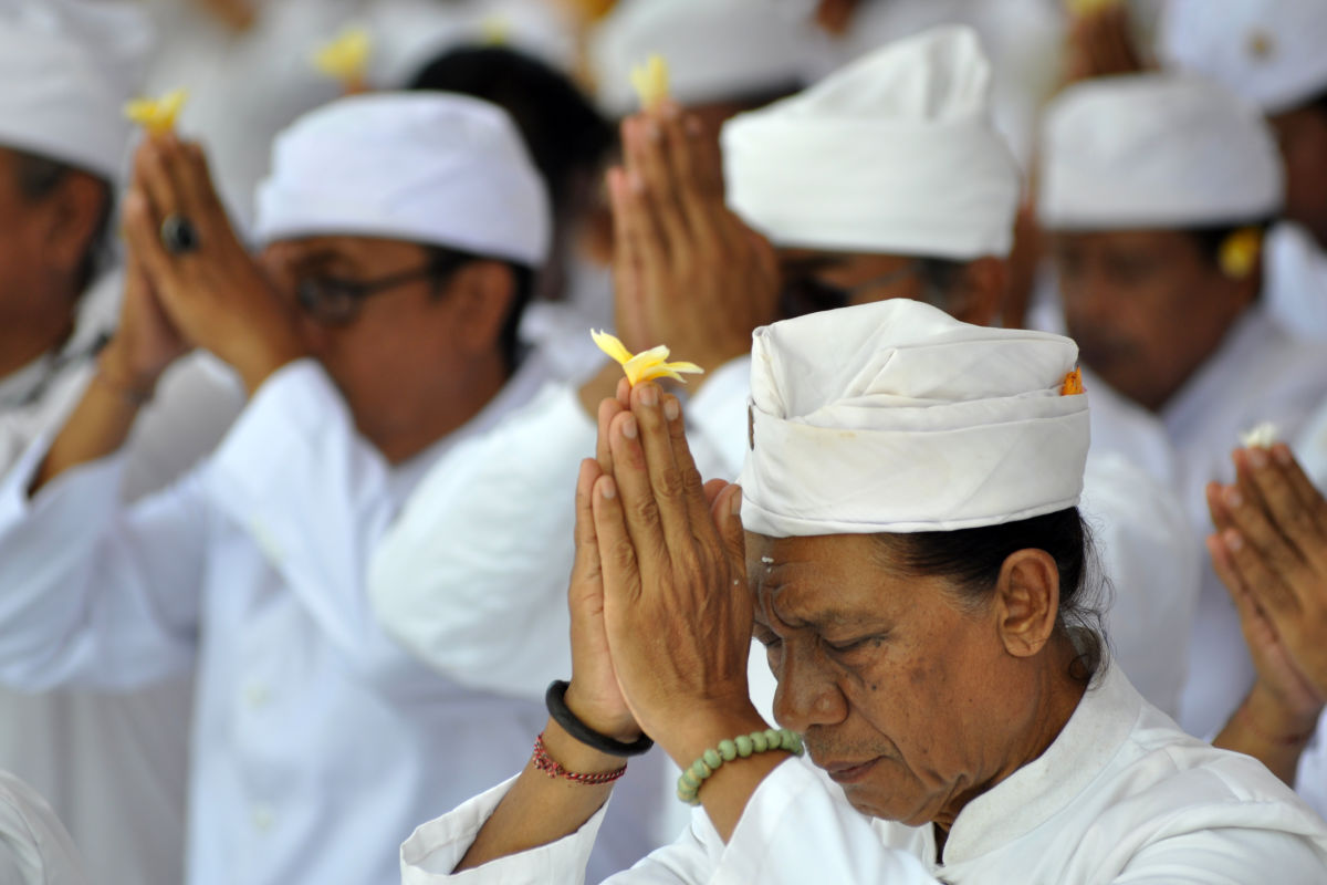 Balinese Community Pray in Ceremony 