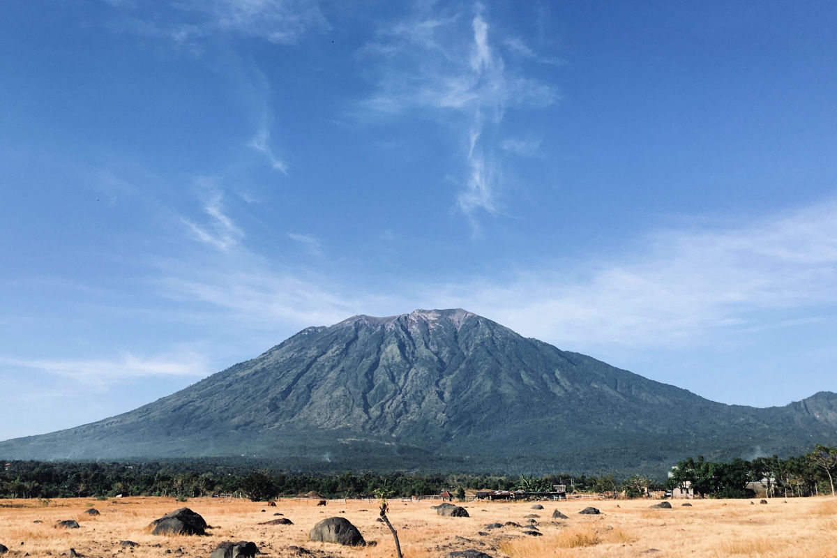 Mount Agung and Savana Tianyar in Bali.jpg