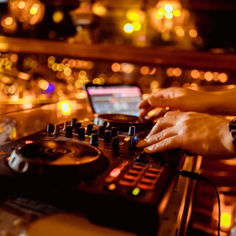 Close-Up-of-DJ-in-Nightclub