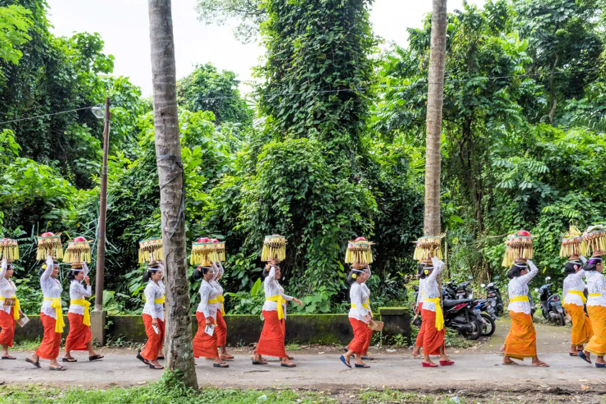 Balinese Women Walk Towards Cermeony Temple Culture Event.jpg