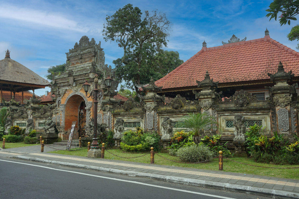 Entrance to Ubud Palace Bali.jpg