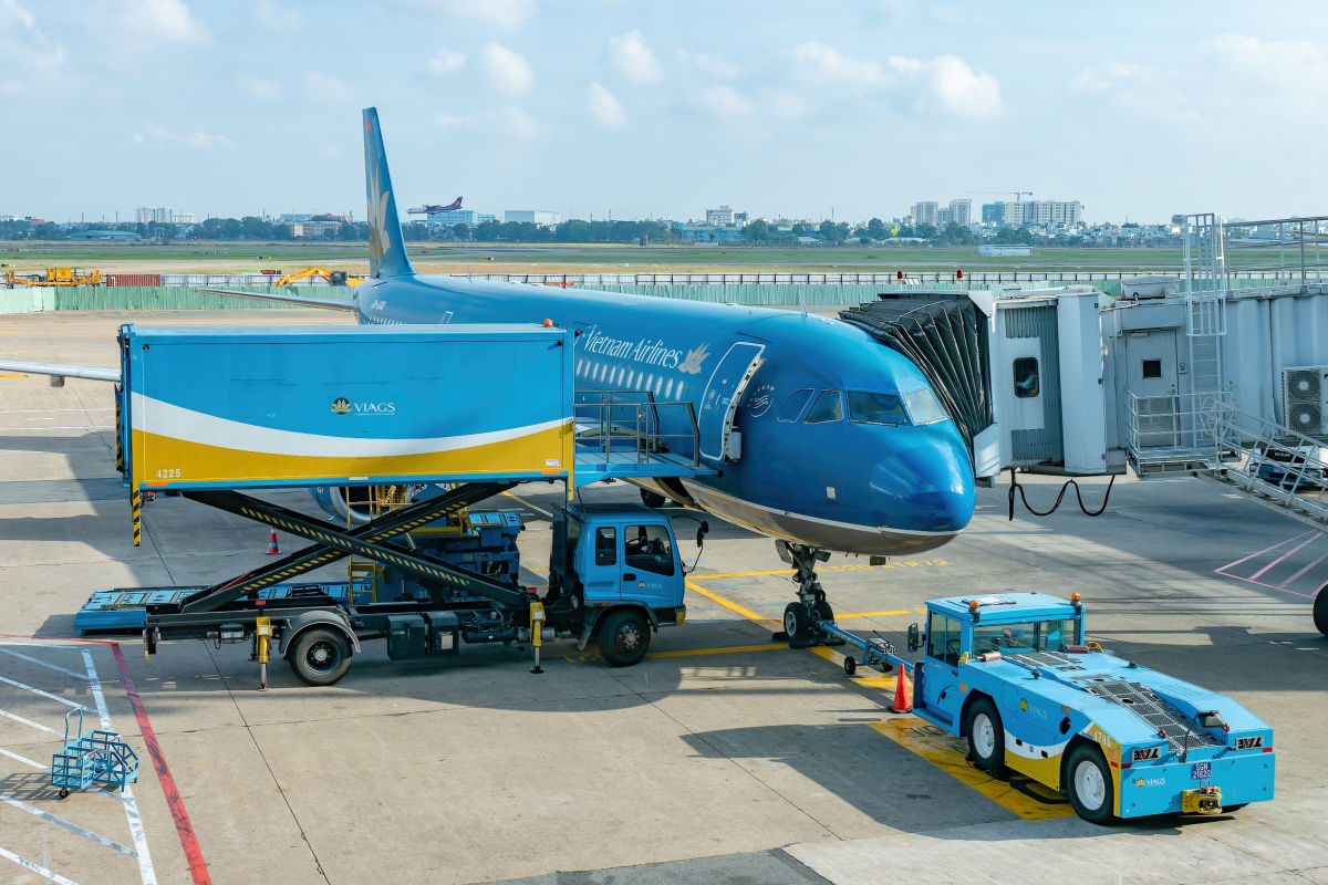 Vietnam Airlines Plane on Runway.jpg