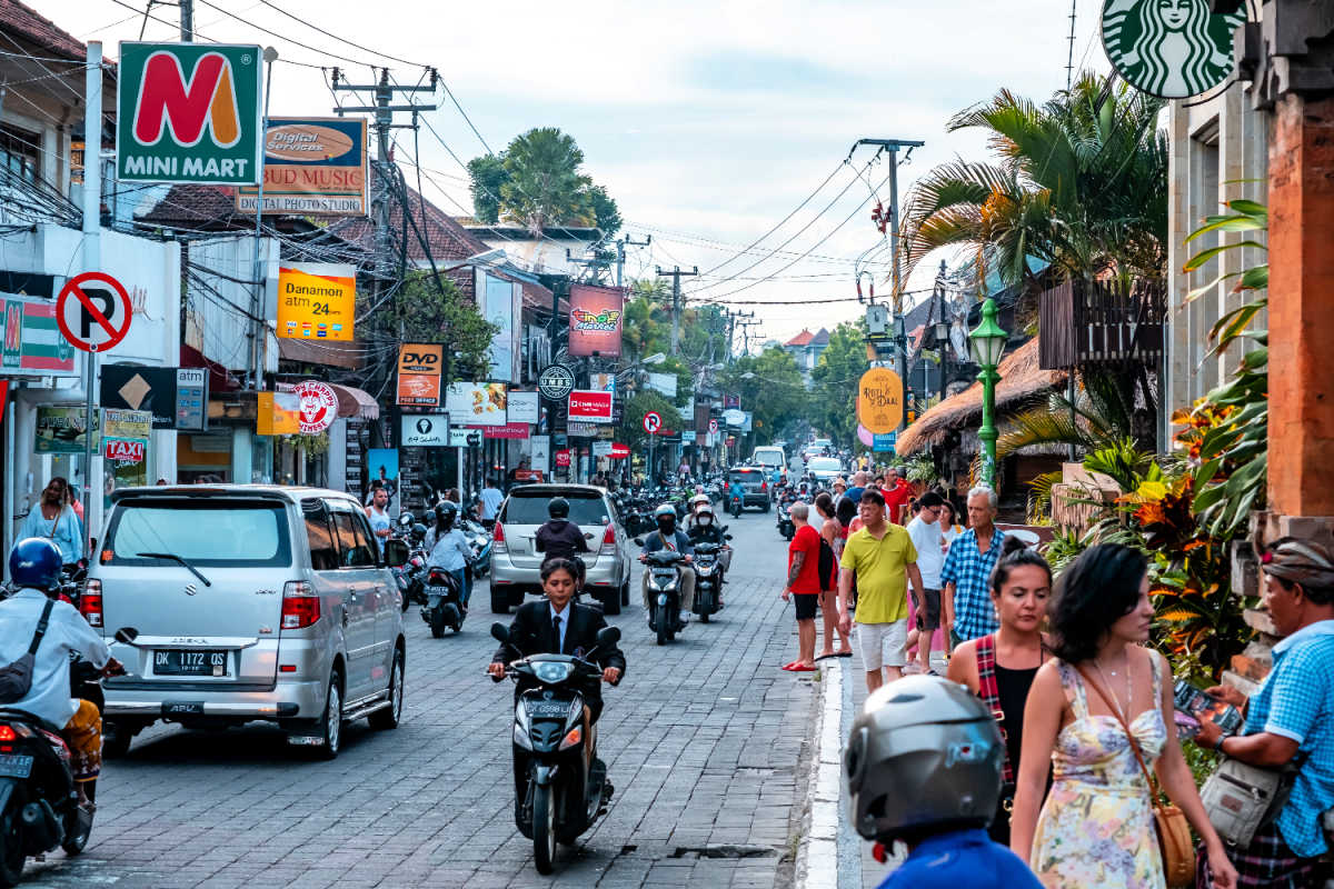 Jalan Raya Ubud Busy With Tourists And Cars