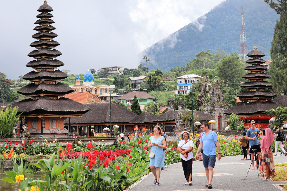 Tourists Visit Pura Ulun Danu Beratan in Bali.jpg