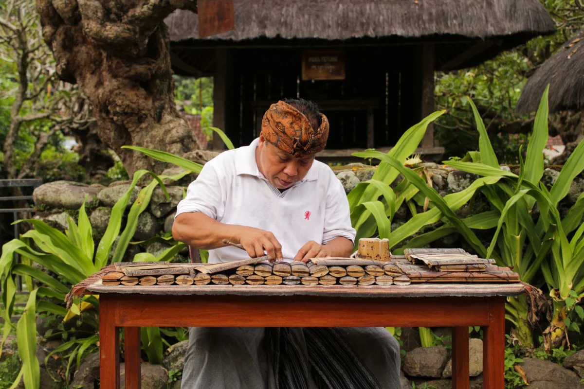 Balinese Man Uses Lontar Paper in Bali.jpg