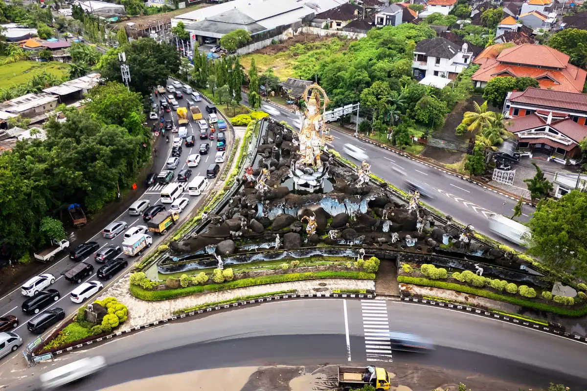 Titi Banda Statue Intersection Traffic Bali.jpg