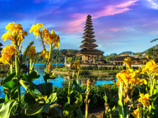 Pura Ulun Danau Beratan Bali.jpg