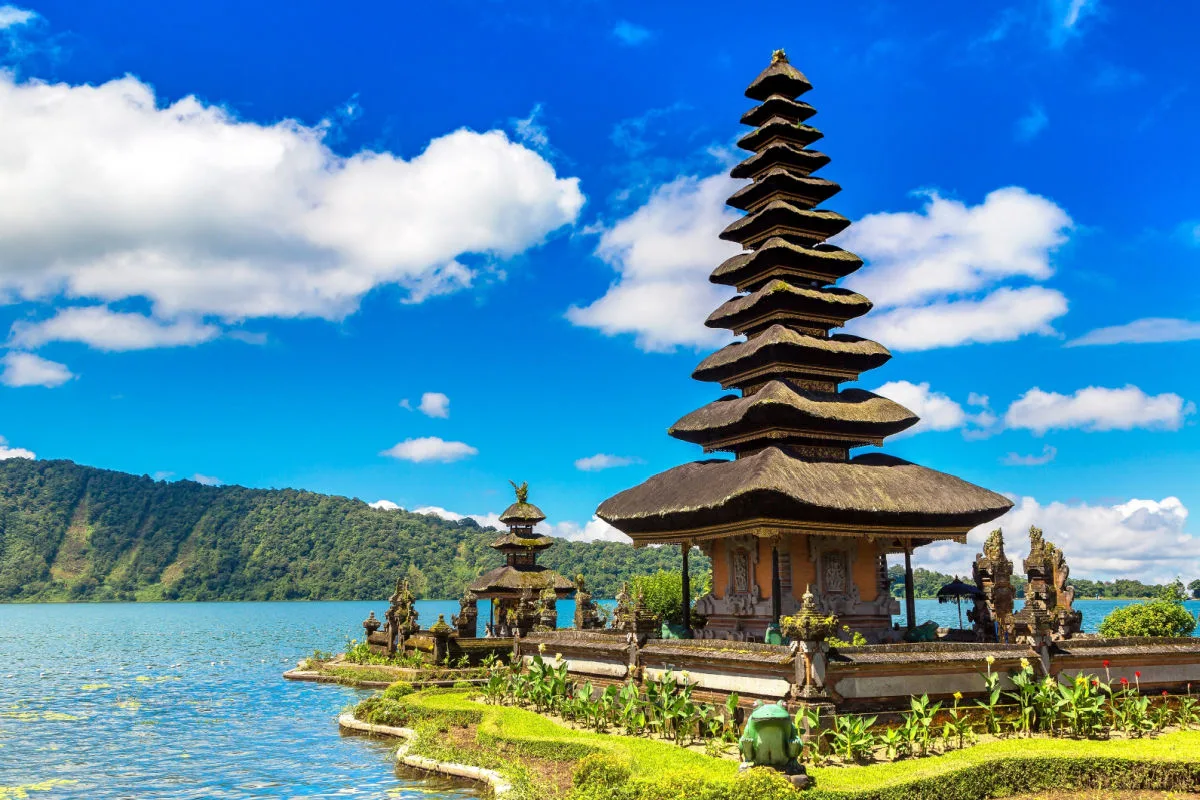 Ulun Danu Beratan Temple.jpg