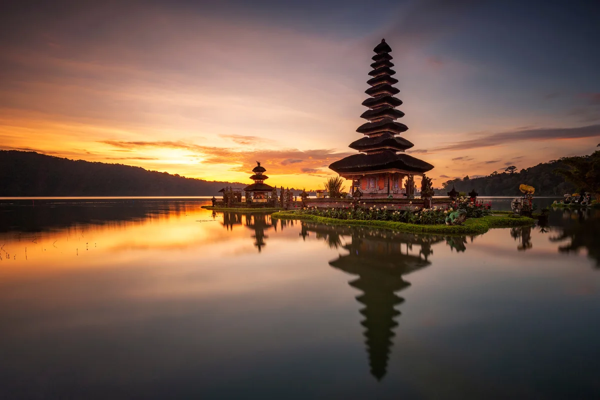 Sunrise over Ulun Danu Beratan Temple .jpg