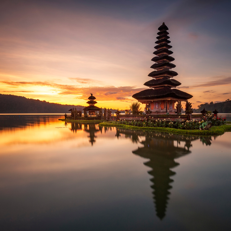 Sunrise over Ulun Danu Beratan Temple