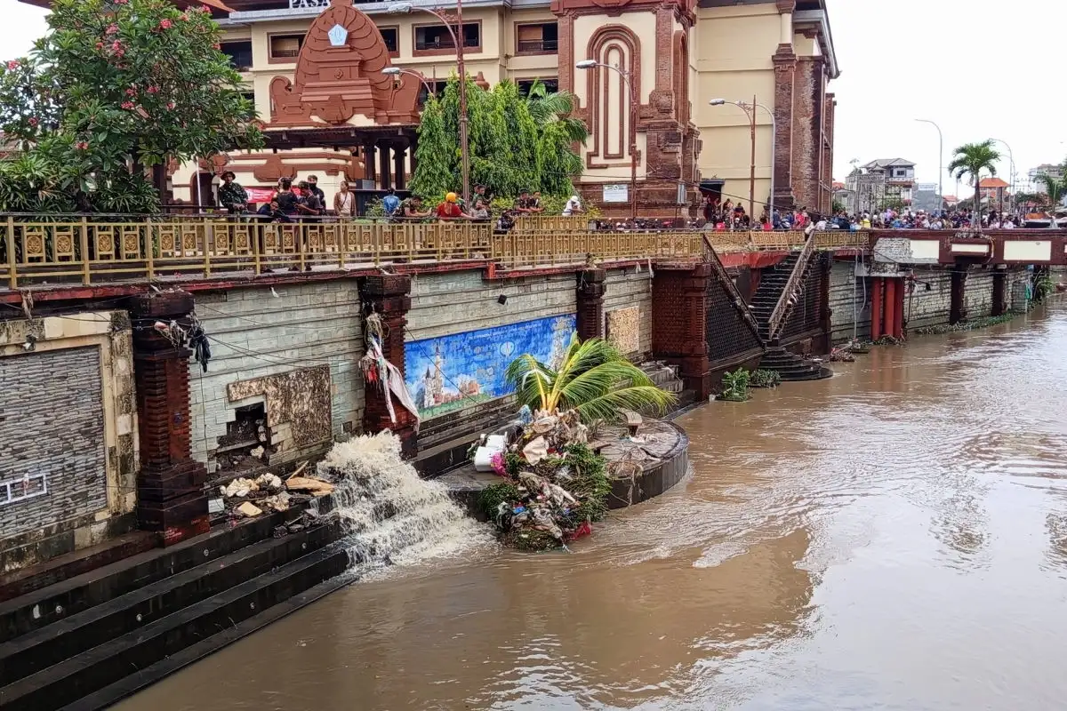 Major Flooding Outside Market in Denpasar Bali.jpg