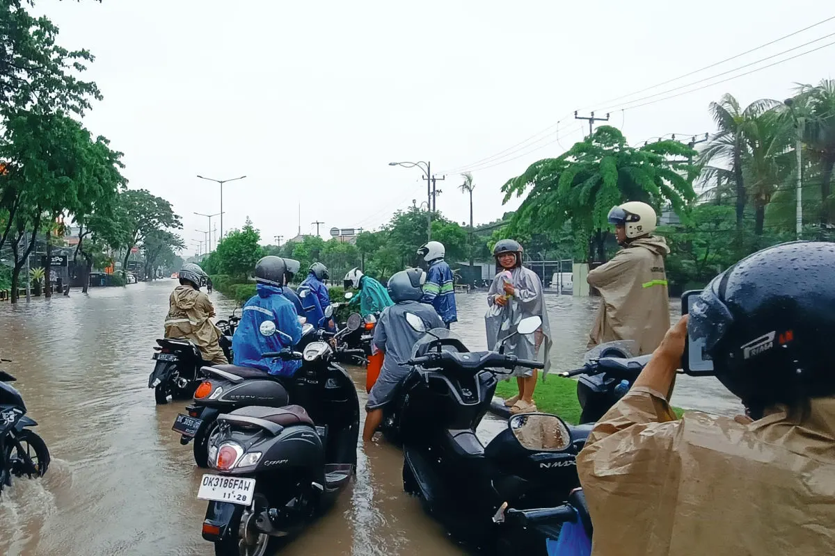Drivers in Bali Flooding.jpg