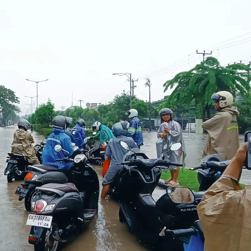 Drivers in Bali Flooding